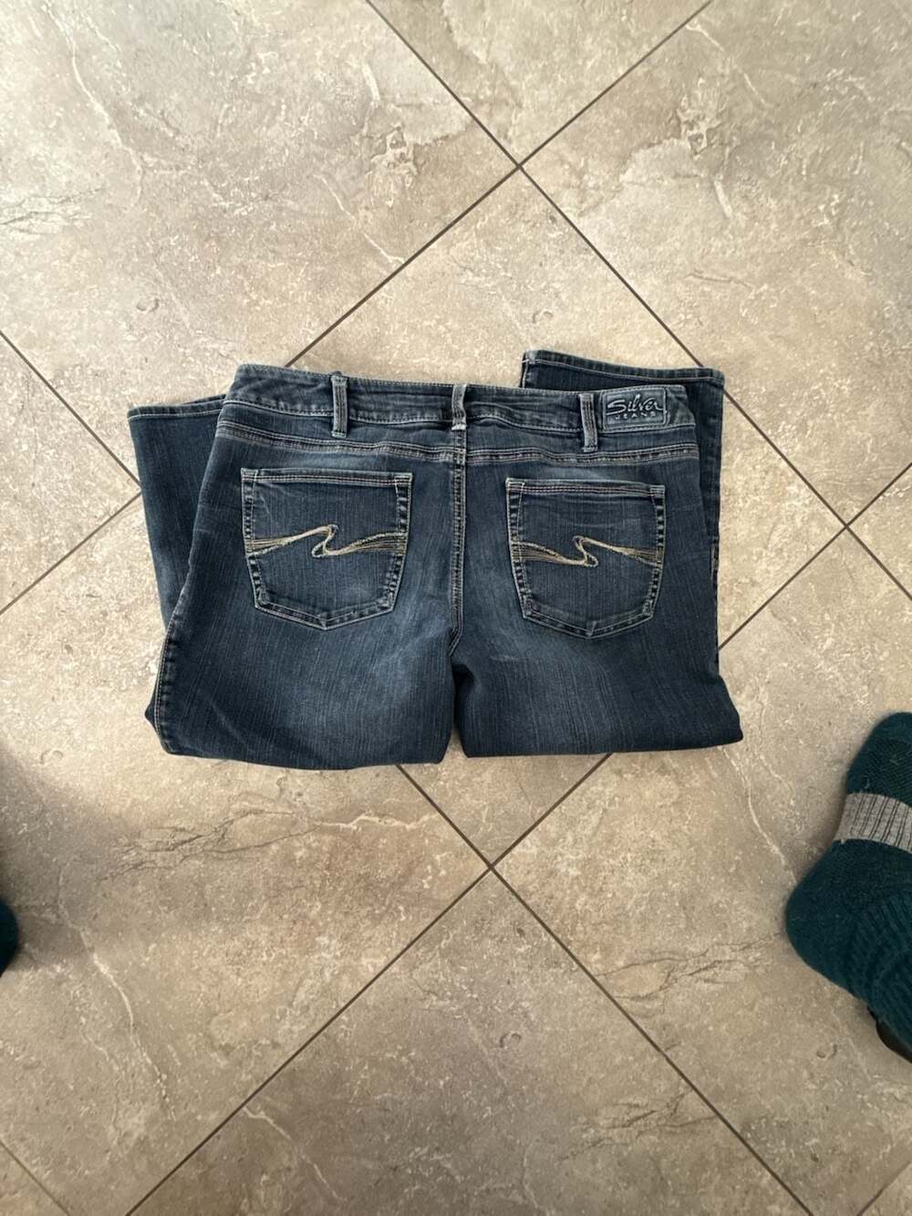 Silver Jeans Aiko Capri Size 34 Dark Wash Denim